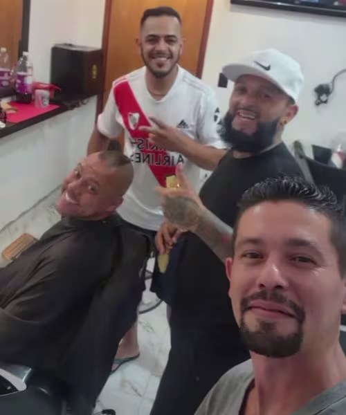 Equipe da Barbearia 87 Francis na entrada da barbearia