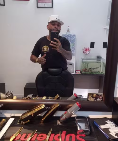 Interior moderno e profissional da Barbearia 87 Francis