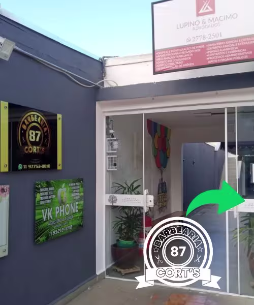 Interior acolhedor da Barbearia 87 Francis com decoração tradicional